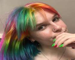 She often color her hair in rainbow colors.